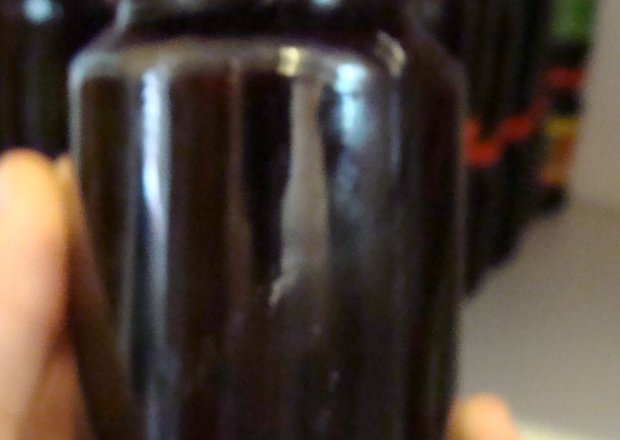Fotografia przedstawiająca syrop z czarnych jagód