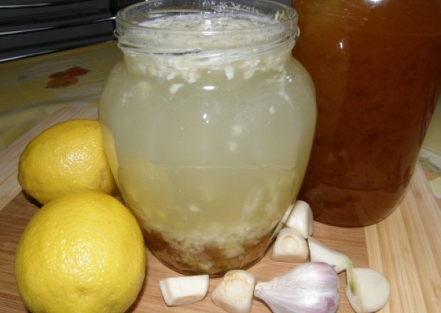 Fotografia przedstawiająca Syrop z czosnku, cytryny i miodu