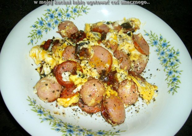 Fotografia przedstawiająca syta jajecznica z suszonymi pomidorami i kiełbasą...