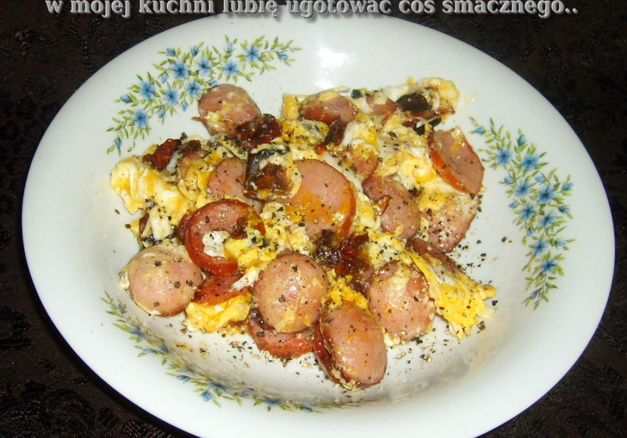 syta jajecznica z suszonymi pomidorami i kiełbasą... foto
