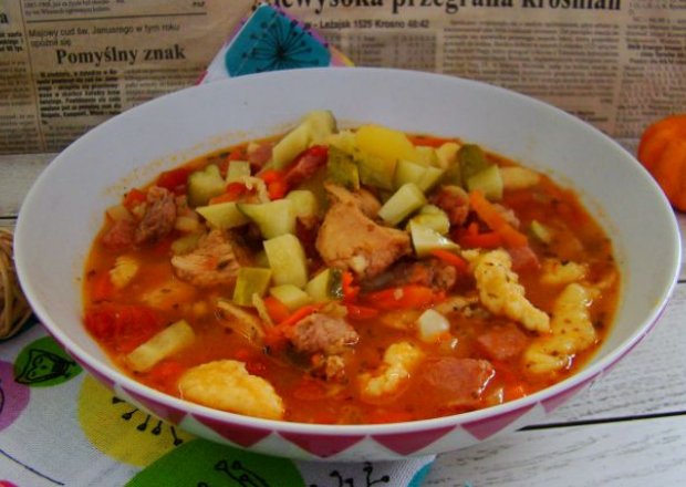 Fotografia przedstawiająca Syta zupa z mięsem warzywami i kluskami