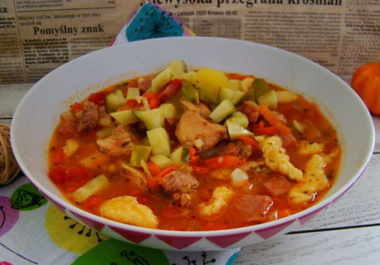 Syta zupa z mięsem warzywami i kluskami foto