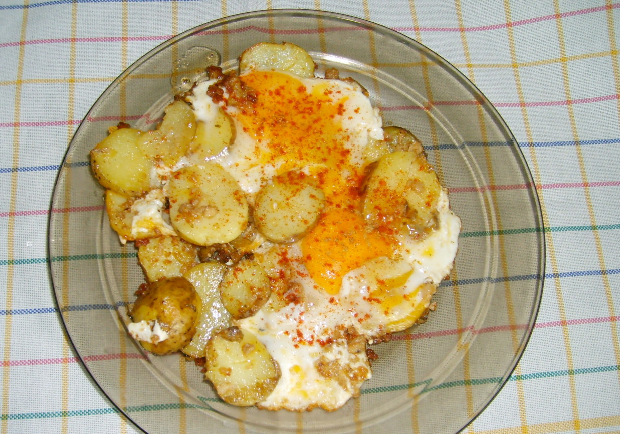 syte śniadanie z jajkami na ziemniakach foto