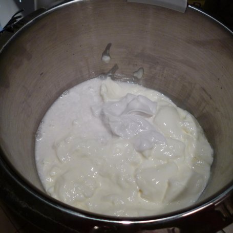 Krok 5 - Szafranowy jogurtowiec z orzechami foto