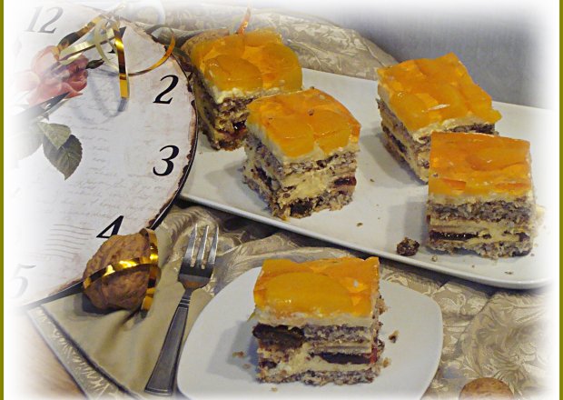 Fotografia przedstawiająca ,,Szampańskie" bakaliowe ciasto