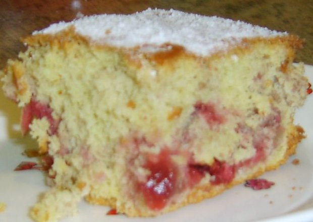 Fotografia przedstawiająca Szampańskie ciasto z truskawkami
