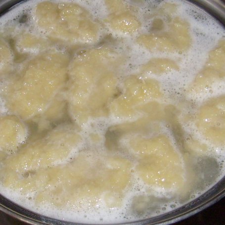 Krok 3 - SZARE KLUSKI ZIEMNIACZANE PODDUSZANE Z BOCZKIEM I CEBULĄ foto