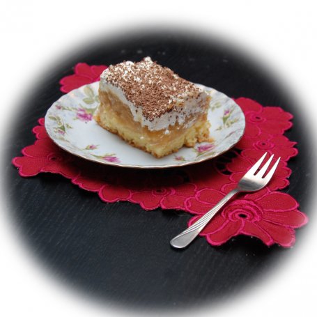 Krok 5 - Szarlotka na biszkopcie z bitą śmietana foto