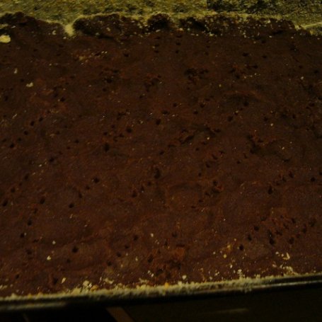 Krok 1 - Szarlotka na ciemnym spodzie z czekoladową pianką foto