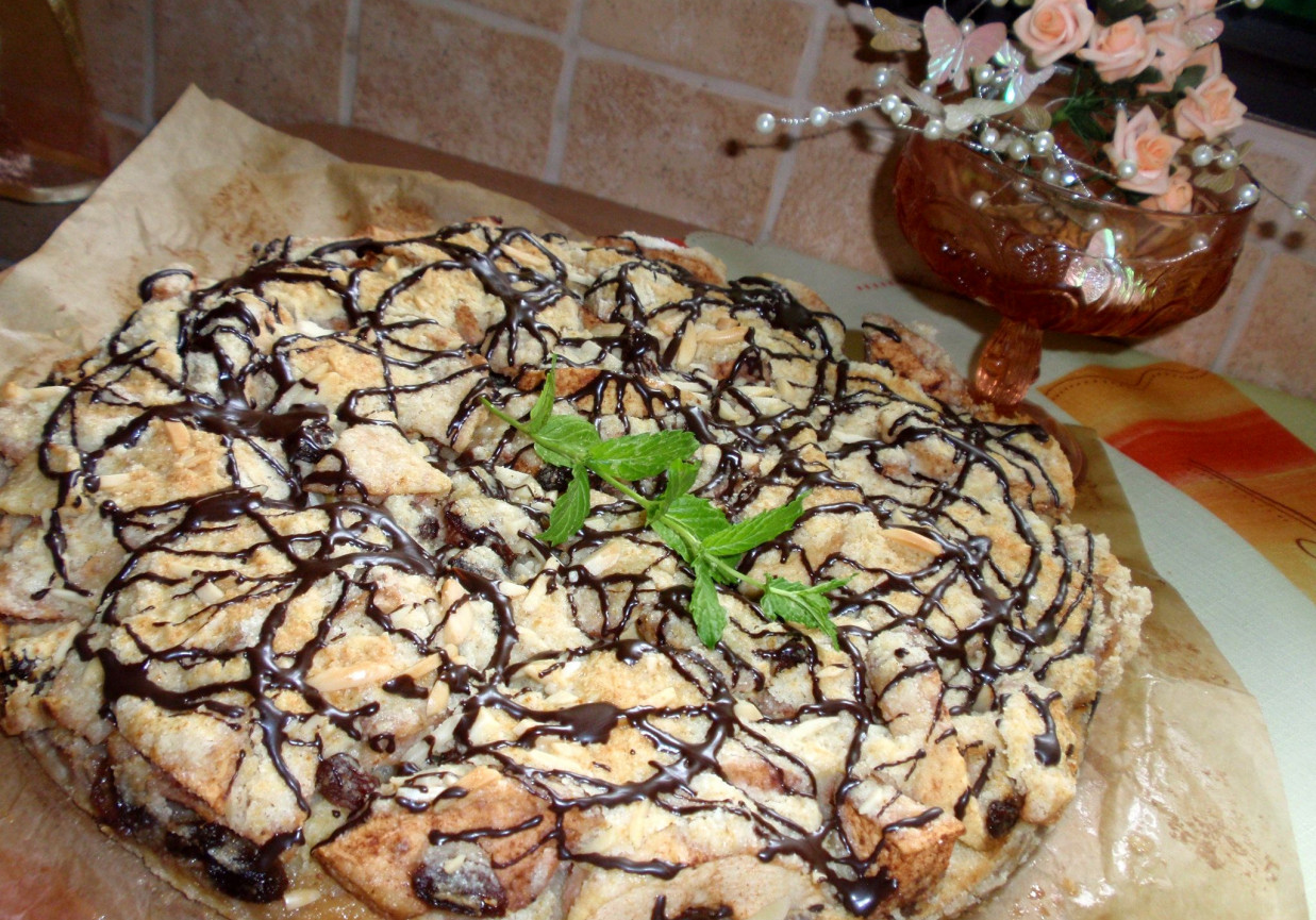Szarlotka sypana w tortownicy z migdałami i polewą czekoladową foto
