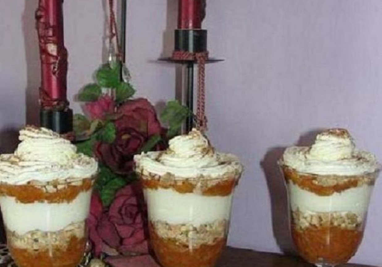 Szarlotka w kieliszku bez pieczenia foto