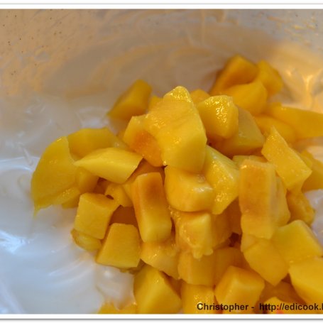 Krok 5 - Szarlotka z mango w bezie. foto