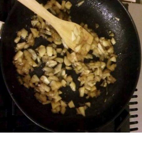 Krok 4 - Szarlotka z miodowymi jabłkami foto