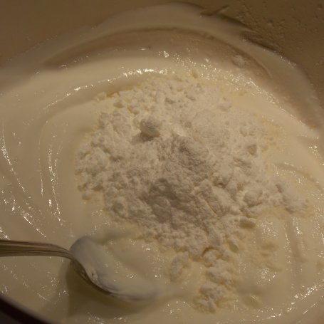 Krok 3 - Szarlotka z pianką jogurtową foto