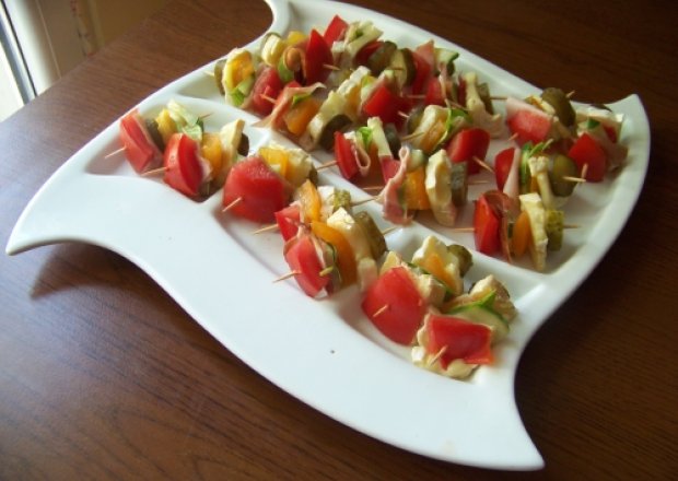 Fotografia przedstawiająca szaszłyczki warzywne  z serem pleśniowym i szynką