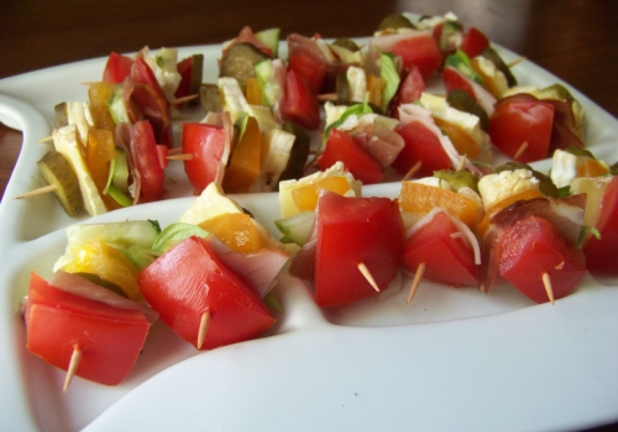szaszłyczki warzywne  z serem pleśniowym i szynką foto