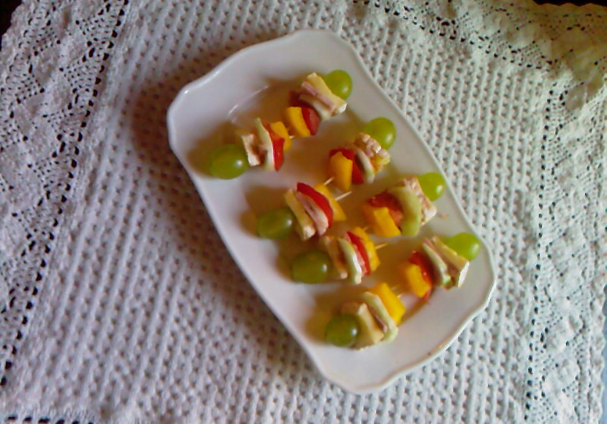Szaszłyczki warzywno-serowe z winigronami foto