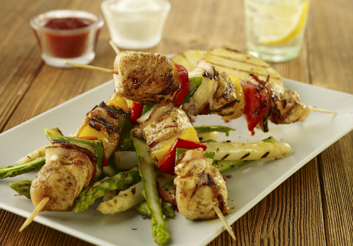 Szaszłyk drobiowy z kolorowymi paprykami  i bekonem w zalewie słodko kwaśnej foto