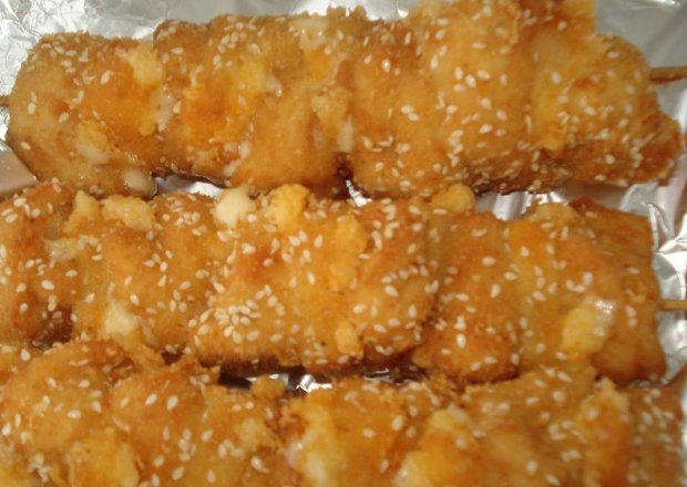 Fotografia przedstawiająca Szaszłyki drobiowe z serem w sezamie