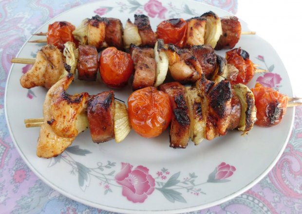 Fotografia przedstawiająca Szaszłyki grillowane z pomidorkami