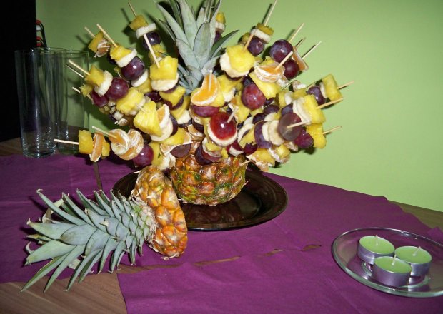 Fotografia przedstawiająca Szaszłyki owocowe podane na ananasie