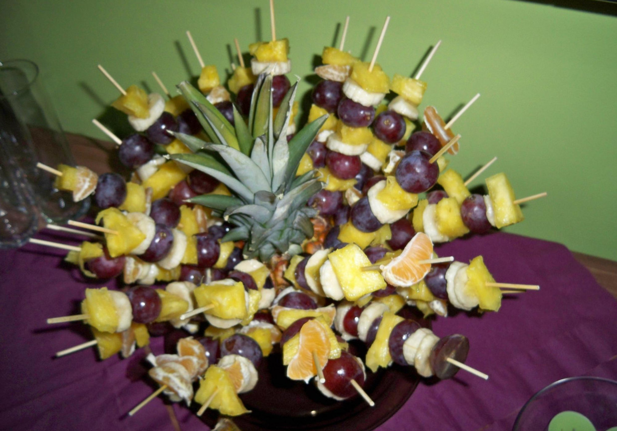 Szaszłyki owocowe podane na ananasie foto