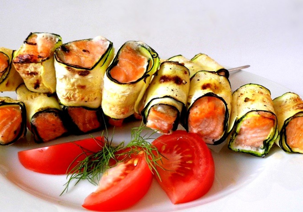 Szaszłyki rybne otulone cukinią foto