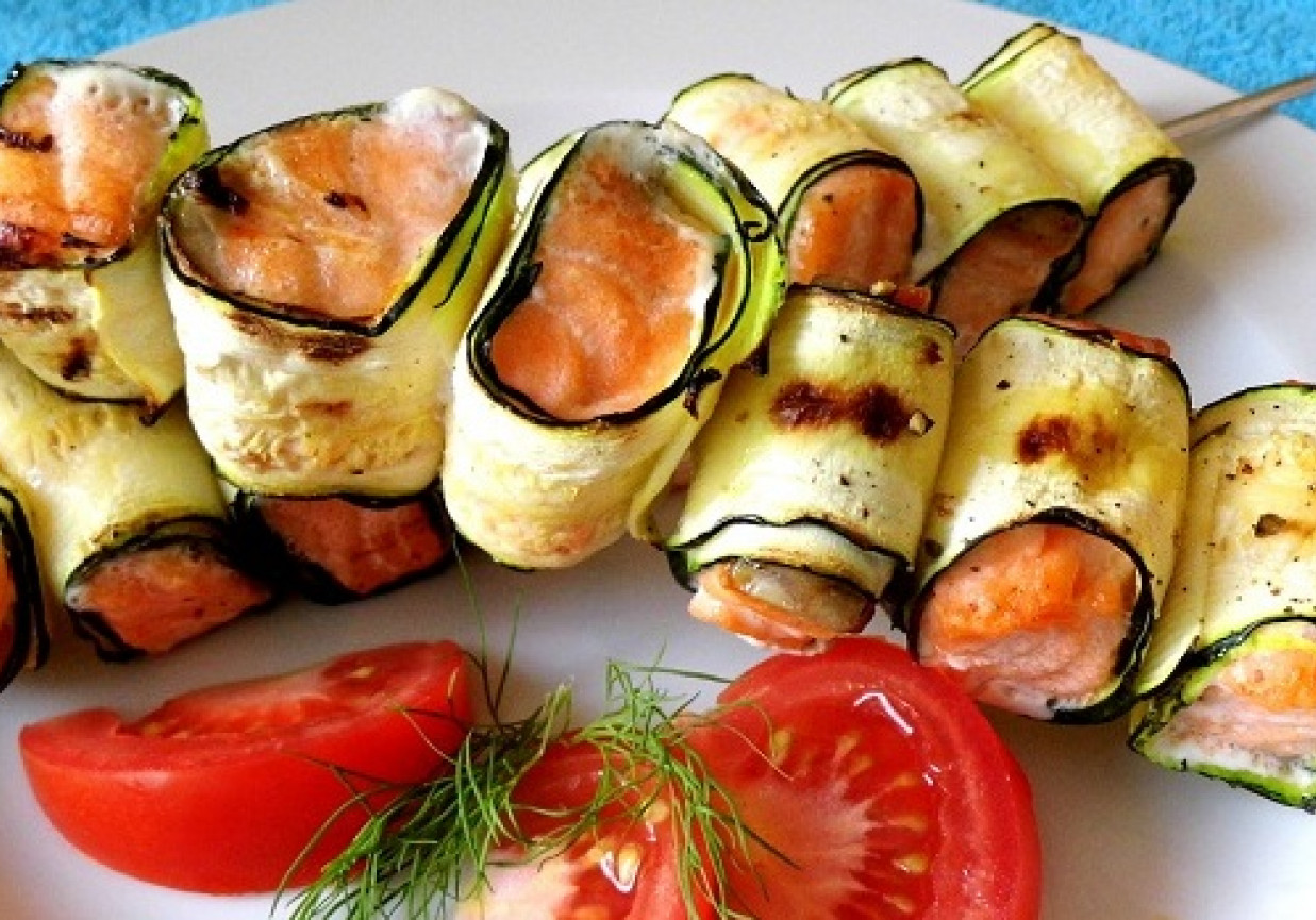 Szaszłyki rybne otulone cukinią foto