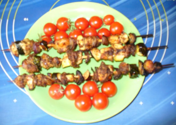 Fotografia przedstawiająca Szaszłyki z cukinii,kurczaka i kolorowej cebuli
