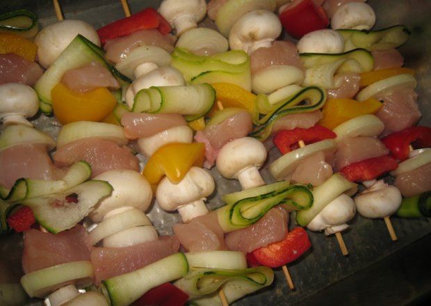 Fotografia przedstawiająca Szaszłyki z grilla warzywno-mięsne