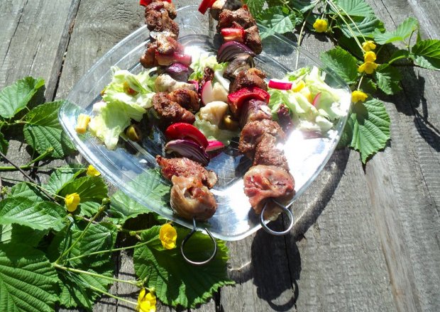 Fotografia przedstawiająca szaszłyki z grilla warzywno mięsne