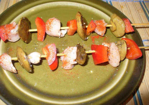 Fotografia przedstawiająca Szaszłyki z grilla  z pieczarkami i kurczakiem
