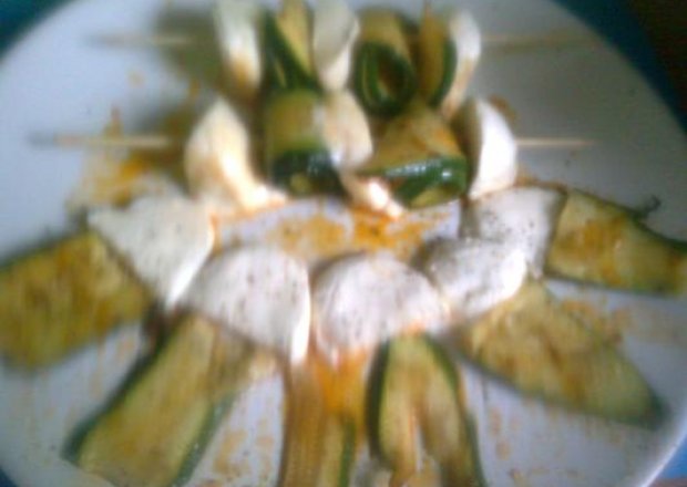 Fotografia przedstawiająca szaszłyki z grillowanej cukini i mozzarelli