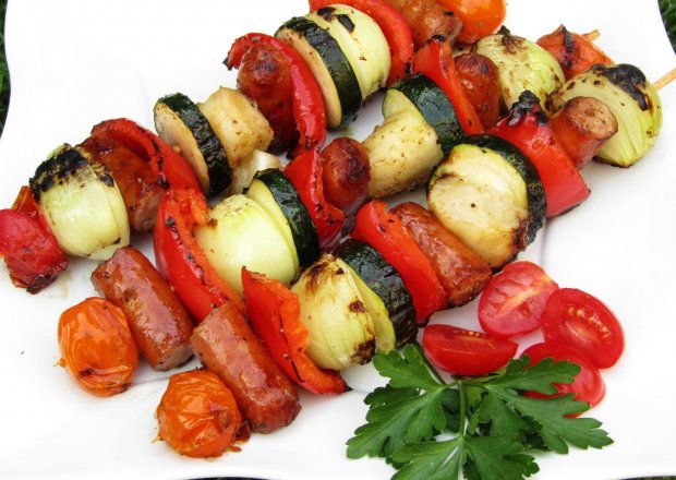 Fotografia przedstawiająca Szaszłyki z kabanosami, warzywami i gruszką