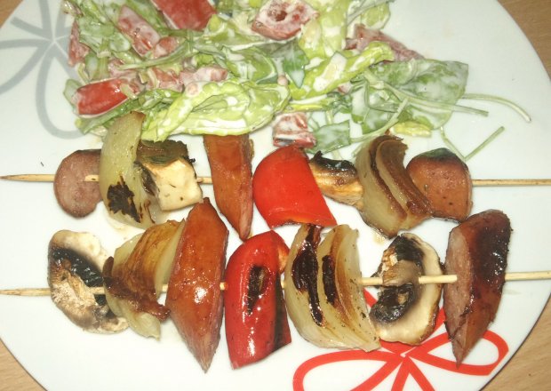 Fotografia przedstawiająca Szaszłyki z kiełbasą i warzywami