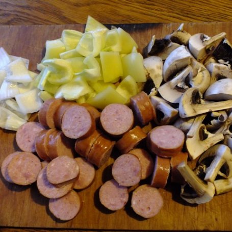 Krok 1 - Szaszłyki z kiełbaski, pieczarek, cebuli i papryki foto