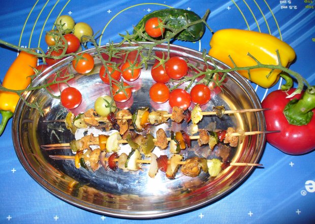 Fotografia przedstawiająca Szaszłyki z kolorową papryką ,cebulą i fieletem z indyka