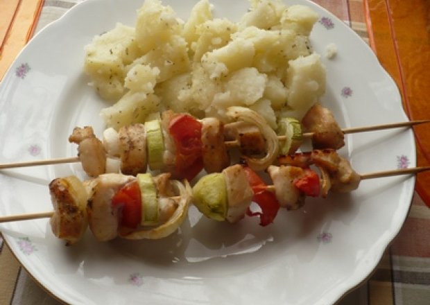 Fotografia przedstawiająca Szaszłyki z kurczakiem i warzywami