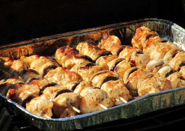 Fotografia przedstawiająca Szaszłyki z marynowanym kurczakiem i pieczarkami