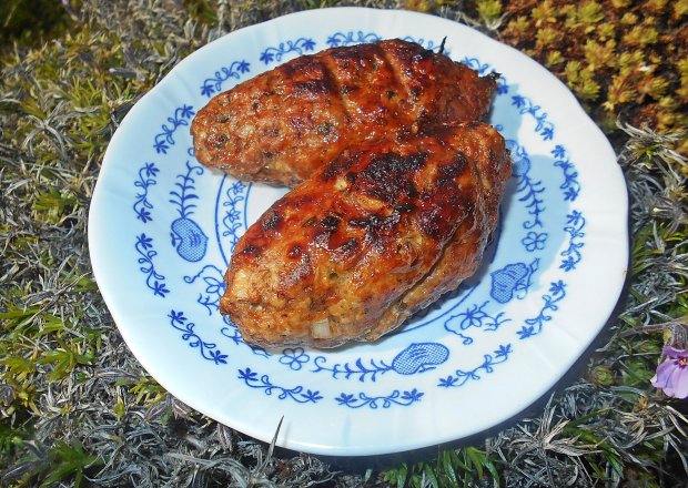 Fotografia przedstawiająca Szaszłyki z mięsa mielonego na pomidorowo