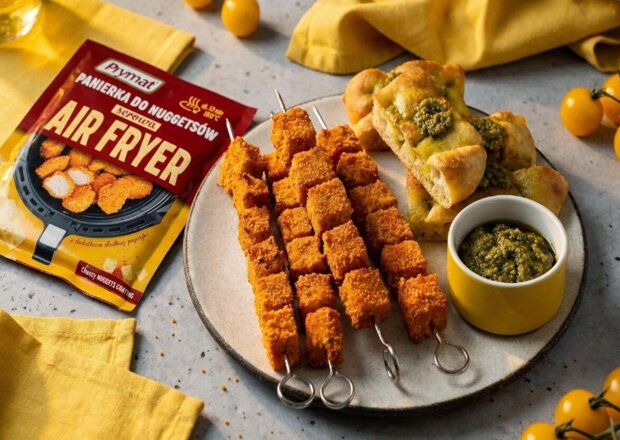 Fotografia przedstawiająca Szaszłyki z mortadeli w panierce serowej z pesto i focaccią