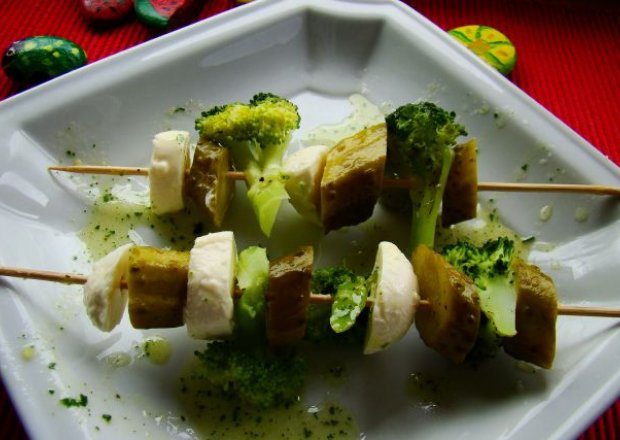 Fotografia przedstawiająca Szaszłyki z mozzarellą i brokułami