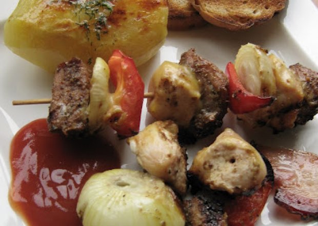 Fotografia przedstawiająca Szaszłyki z pieczonymi ziemniakami
