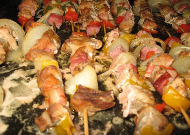 Fotografia przedstawiająca Szaszłyki z szynki z marynaty do mięsa z ketchupem