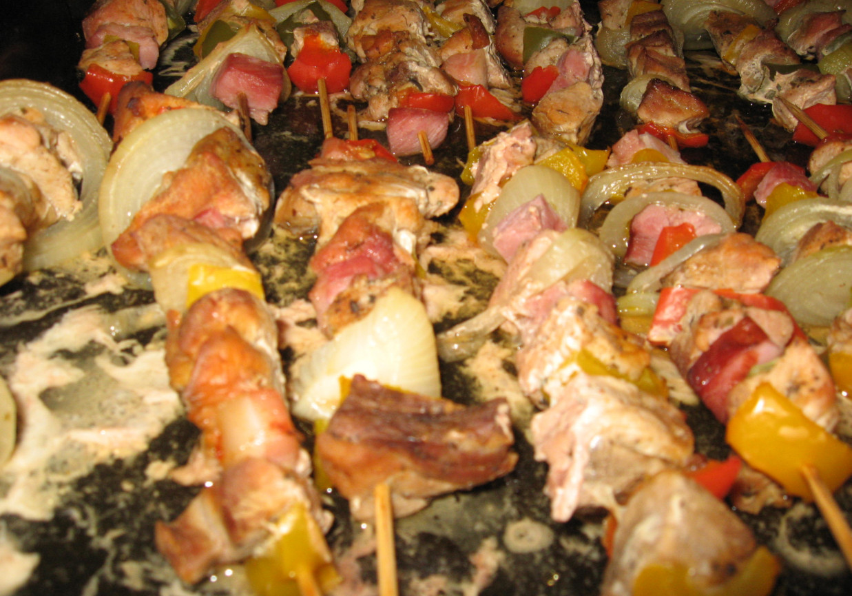 Szaszłyki z szynki z marynaty do mięsa z ketchupem foto