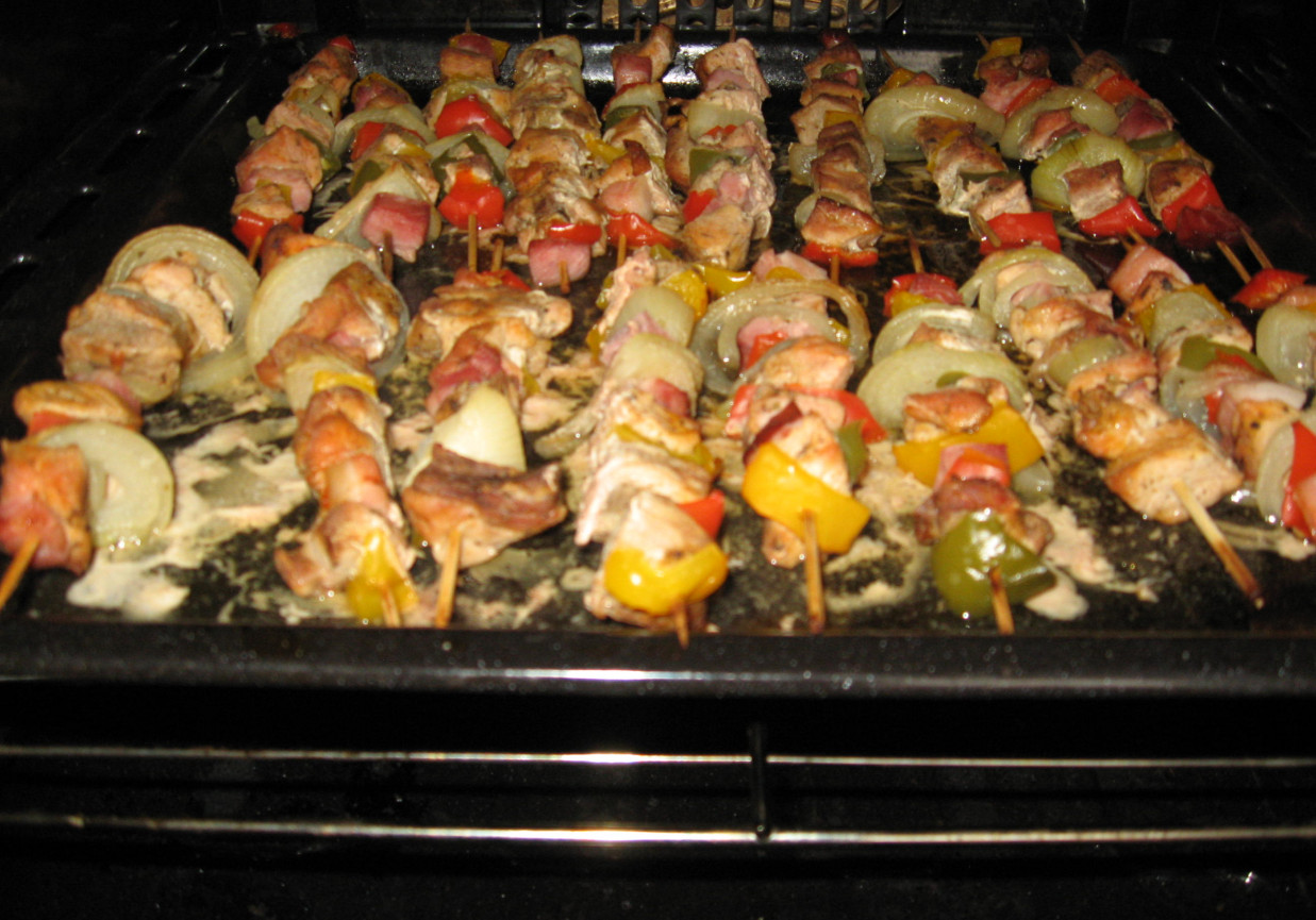 Szaszłyki z szynki z marynaty do mięsa z ketchupem foto