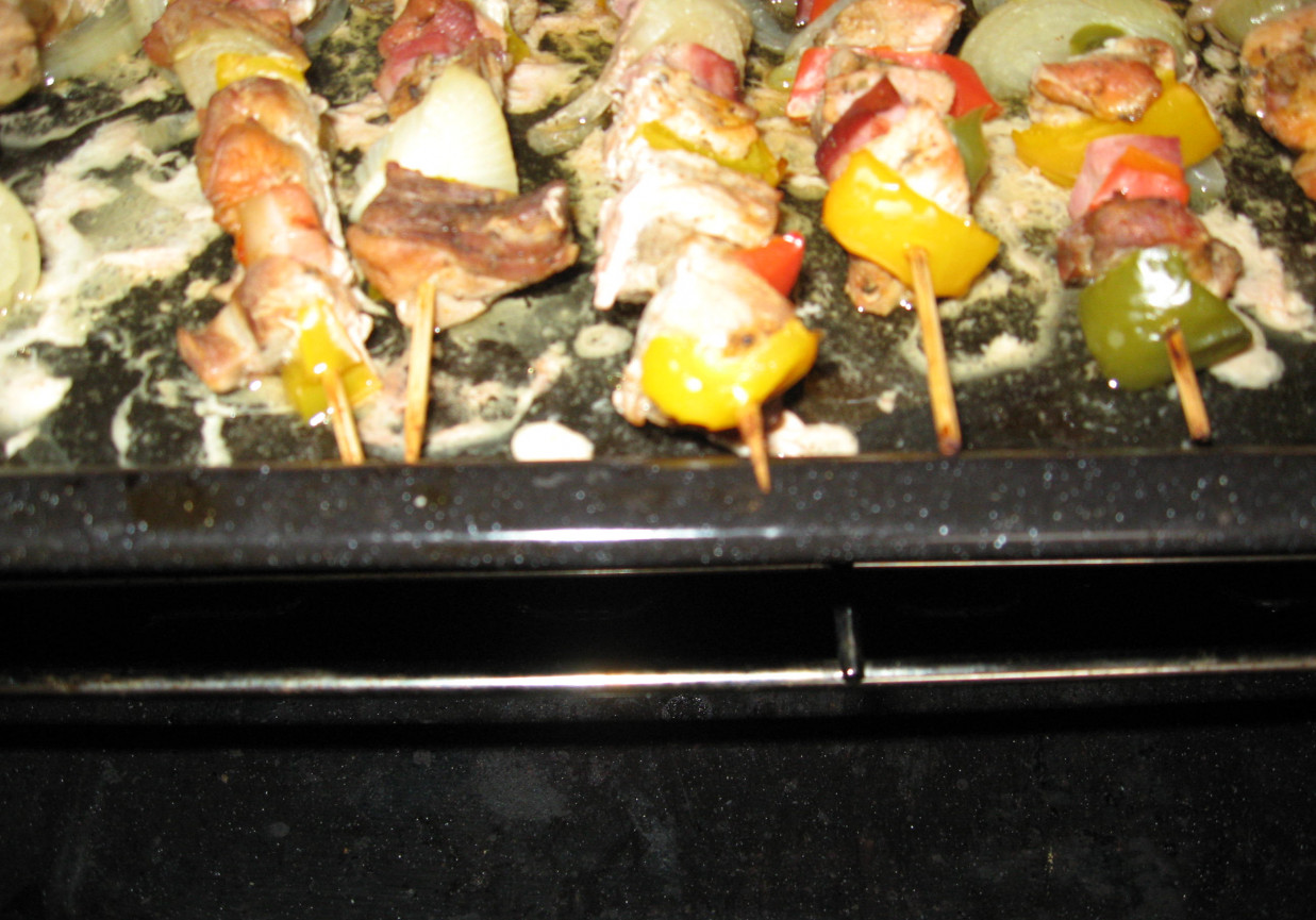 Szaszłyki z szynki z marynaty do mięsa z ketchupem foto