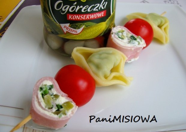Fotografia przedstawiająca Szaszłyki z szynkowymi zawijaskami i tortellini