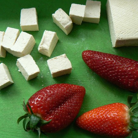 Krok 2 - Szaszłyki z truskawkami i salsą z melona foto