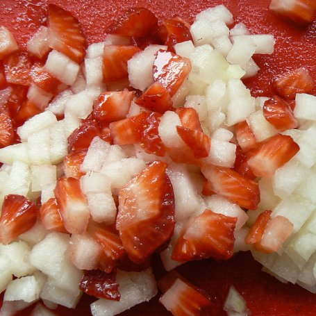 Krok 5 - Szaszłyki z truskawkami i salsą z melona foto